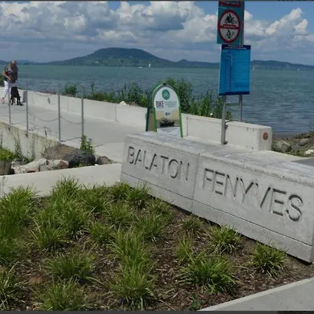 Kozvetlen Vizparti Apartman Paroknak Apartmán Balatonfenyves