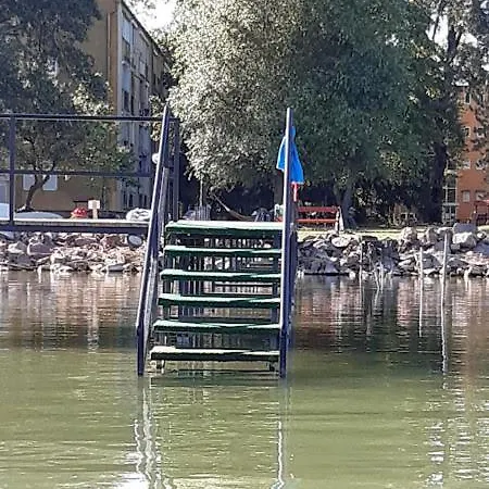 Kozvetlen Vizparti Apartman Paroknak Apartmán *